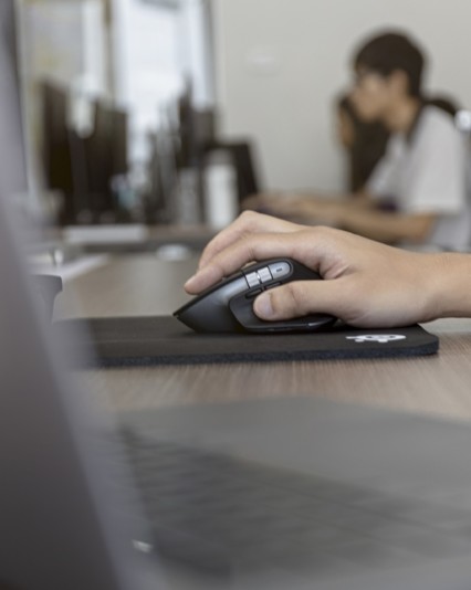 nhân viên chỉnh sửa ảnh